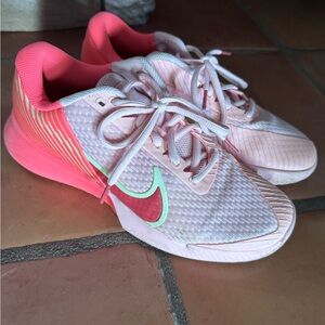 Tennis 🎾 Nike Women’s Zoom Vapor size 9 ( practical new hardly used)